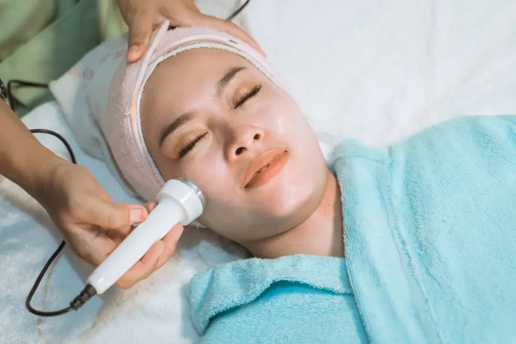 Equipo profesional de radiofrecuencia facial utilizado en dermatología estética
