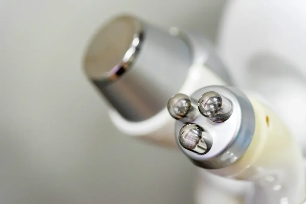 Especialista realizando radiofrecuencia facial para reafirmar la piel del rostro