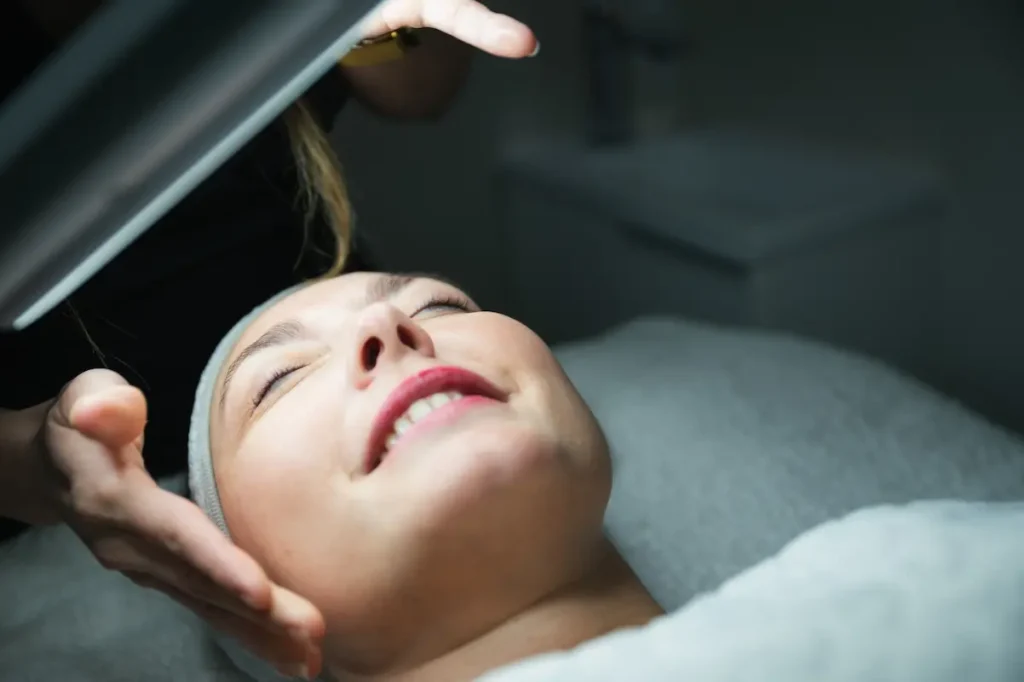 Mujer recibiendo tratamiento de radiofrecuencia facial en clínica dermatológica en Quito