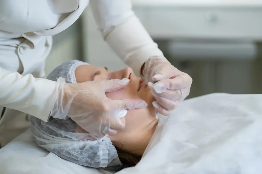 Paciente antes y después de un peeling facial superficial, mostrando mejora en textura y brillo — peeling facial