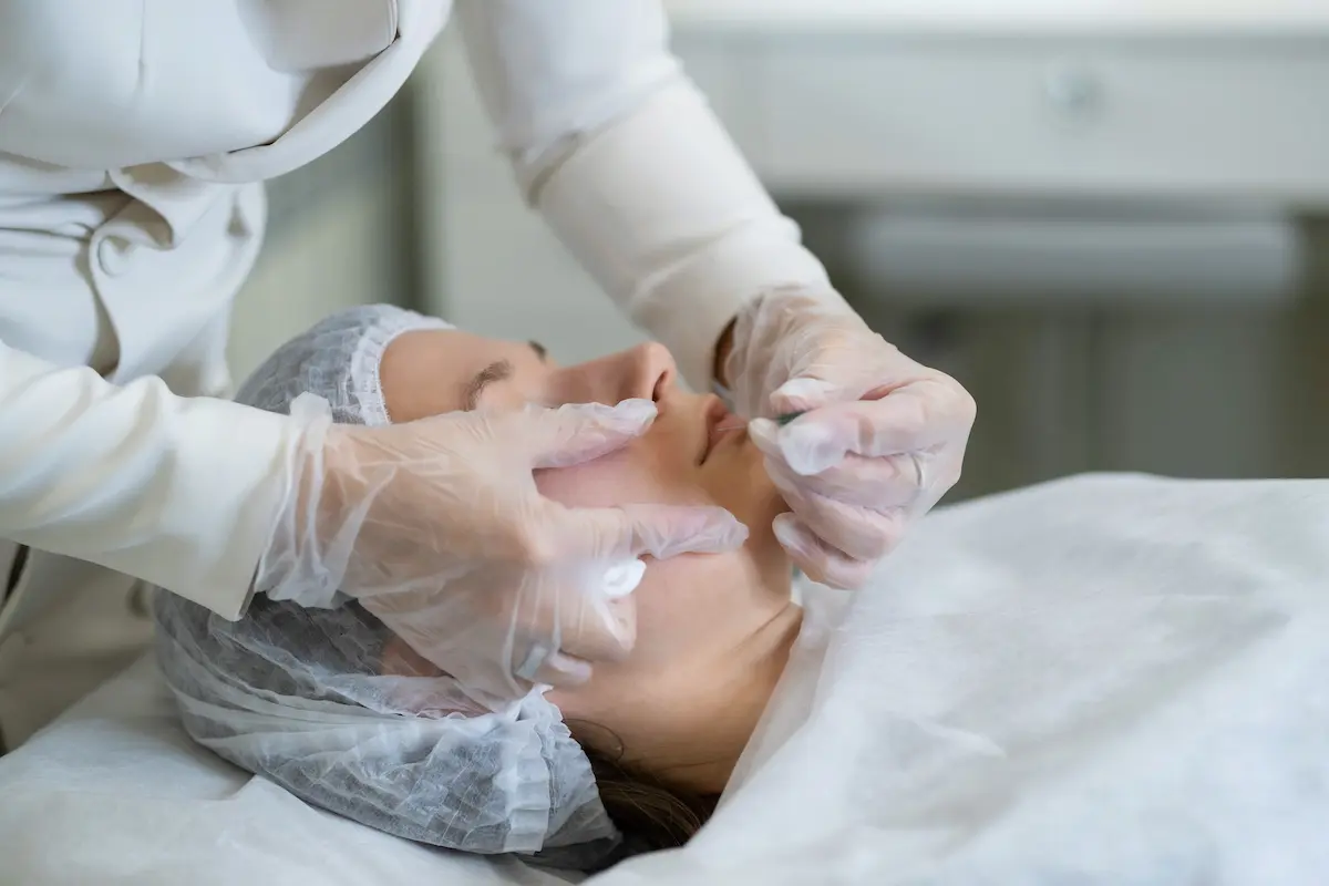 Paciente antes y después de un peeling facial superficial, mostrando mejora en textura y brillo — peeling facial