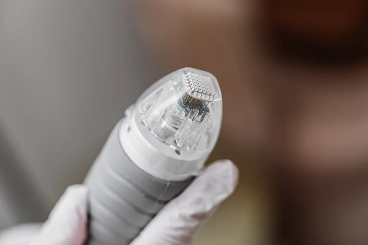 Primer plano de un dispositivo de dermapen original mostrando sus microagujas estériles de uso médico