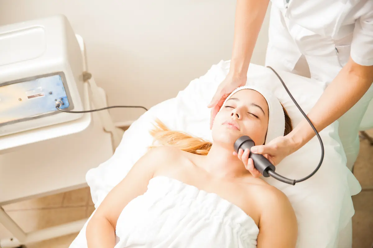 Tratamiento facial para estimular producción de colágeno y reducir arrugas