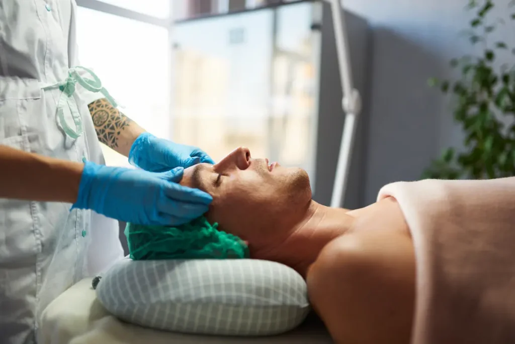 sesión de mesoterapia facial para hidratación y luminosidad profunda como parte de los tratamientos esteticos quito avanzados.