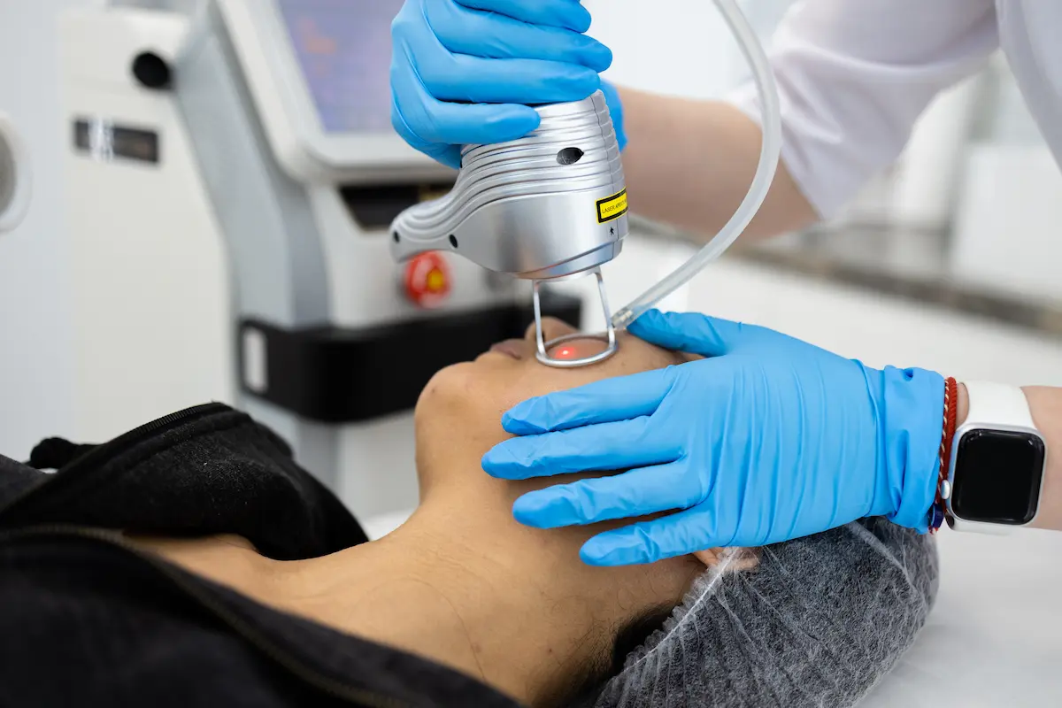 Dermatóloga especialista explicando los cuidados post-tratamiento en Quito para optimizar la curación de como queda el rostro despues del laser co2