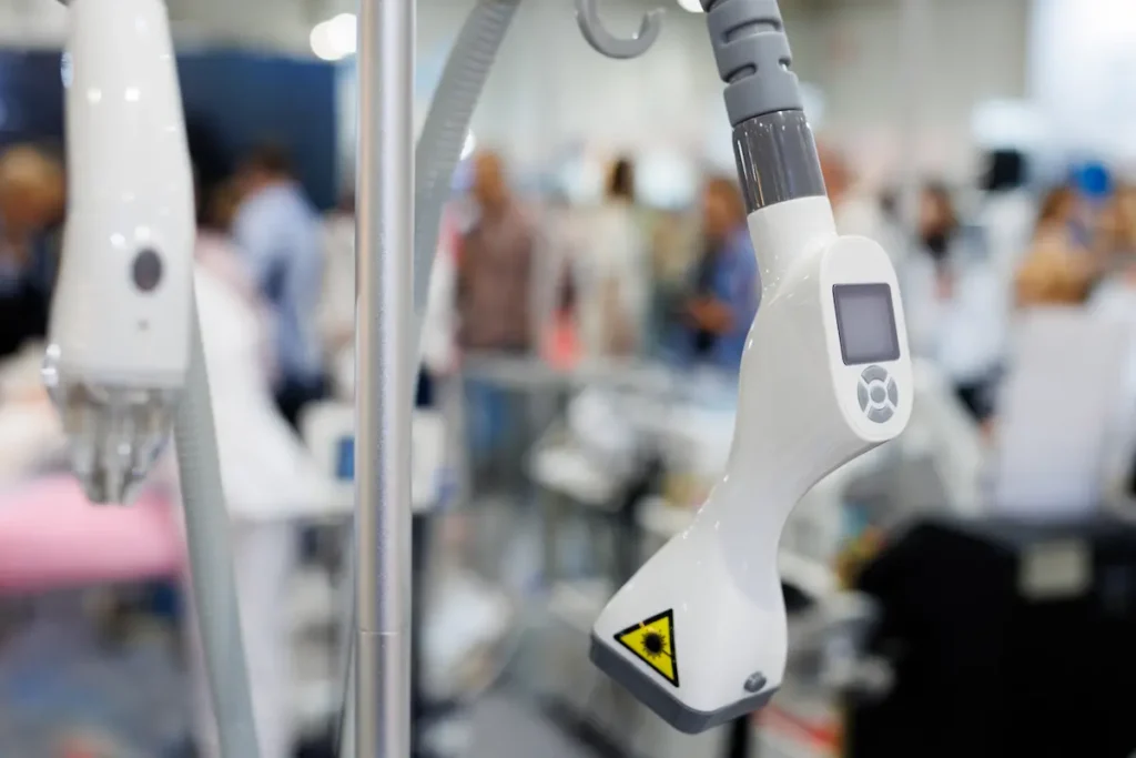 Dispositivo médico avanzado de laser co2 ablativo configurado en la pantalla táctil de un consultorio dermatológico especializado