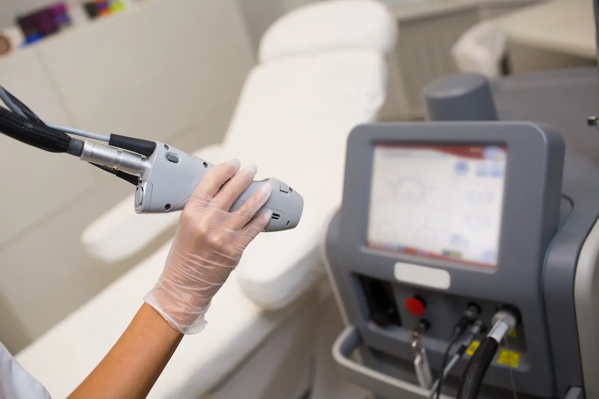 Especialista en dermatología aplicando anestesia tópica antes del procedimiento de laser co2 fraccionado en Quito.