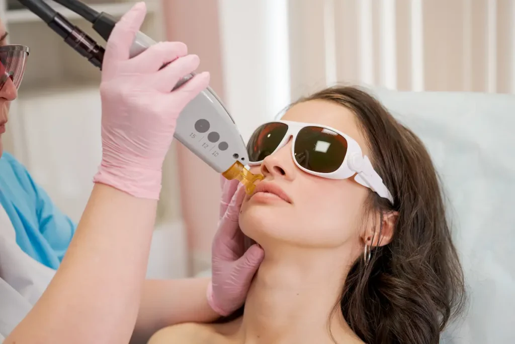 Fotografía detallada de la superficie cutánea que ilustra los laser co2 beneficios en la textura y firmeza del rostro femenino.