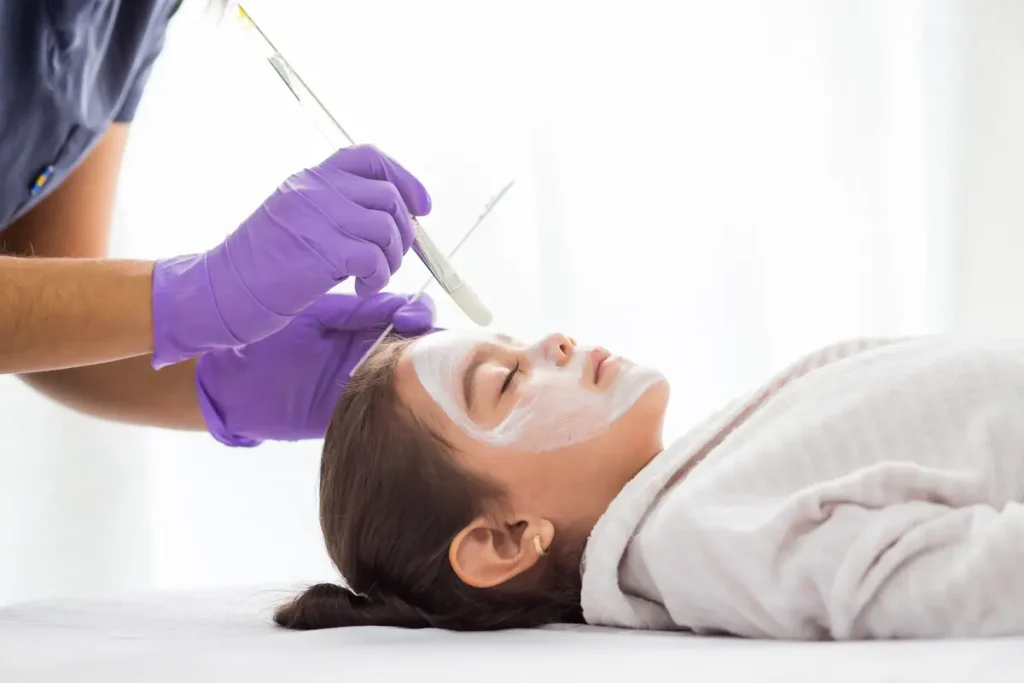 Dermatóloga realizando un peeling facial profundo a una paciente en clínica de Quito