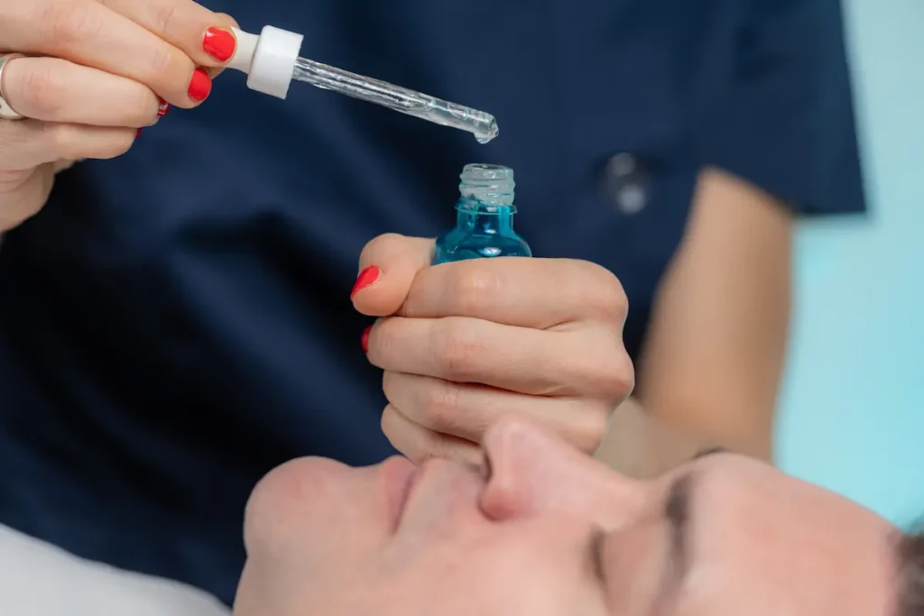 Especialista aplicando vitaminas inyectadas en el rostro durante una sesión de hidratación facial.