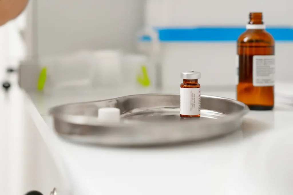 Frasco liofilizado de exosomas para medicina estética junto a su solución de reconstitución en bandeja estéril