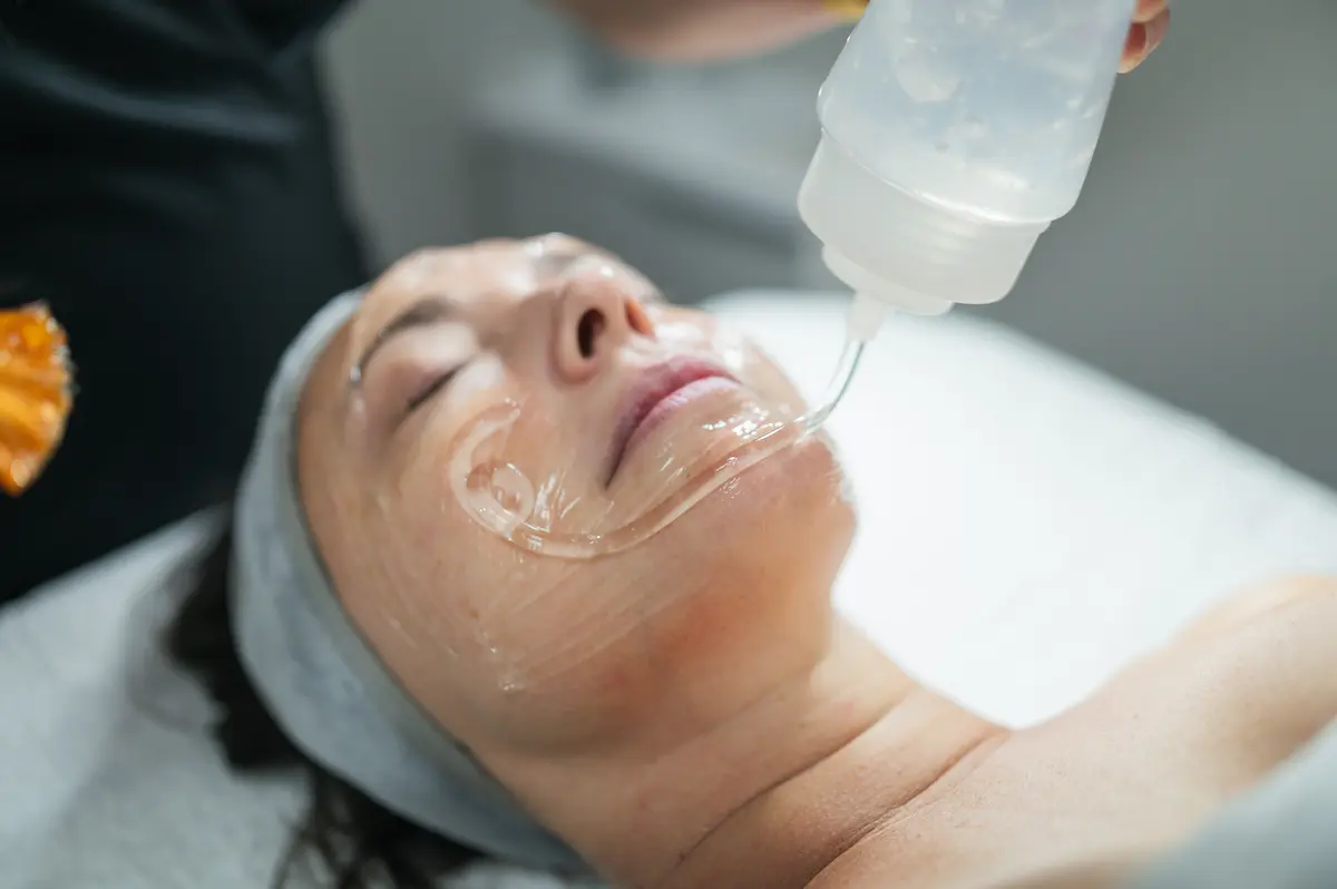 Mujer recibiendo un tratamiento de hidratación facial profunda en una clínica de dermatología en Quito.