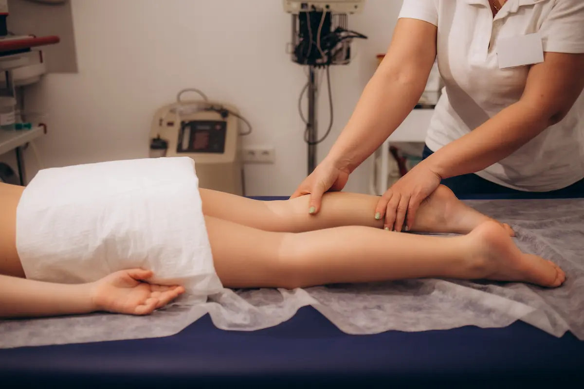 Sesión de drenaje linfático manual aplicada en lipedema piernas por fisioterapeuta especializada